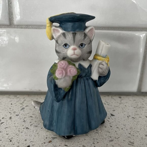1987 Schmid Kitty Cucumber Graduate Porcelain Figurine Blue Robe Diploma Roses - Picture 1 of 5